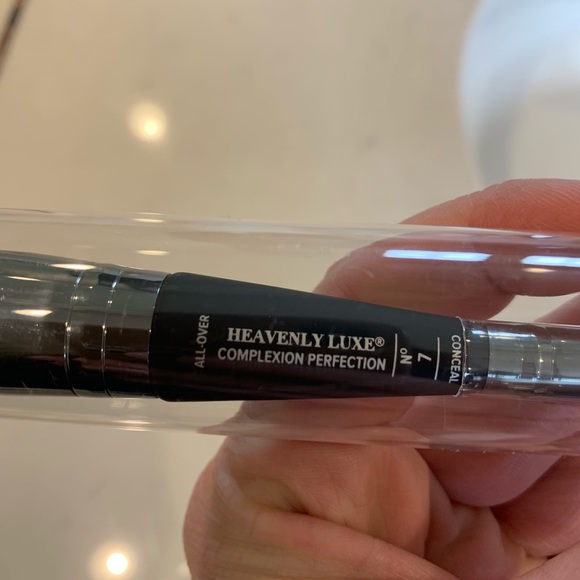 It Cosmetics completion perfection brush - Picture 2 of 3